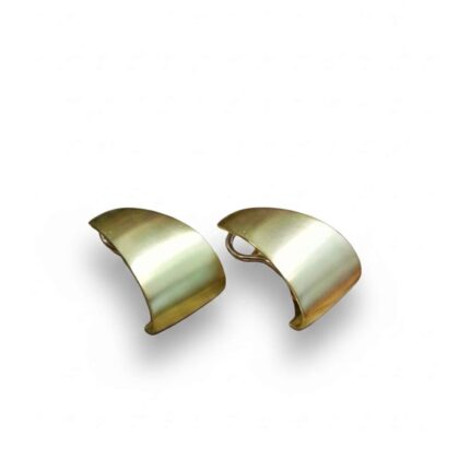 Gebogen oorbellen in geborsteld goud